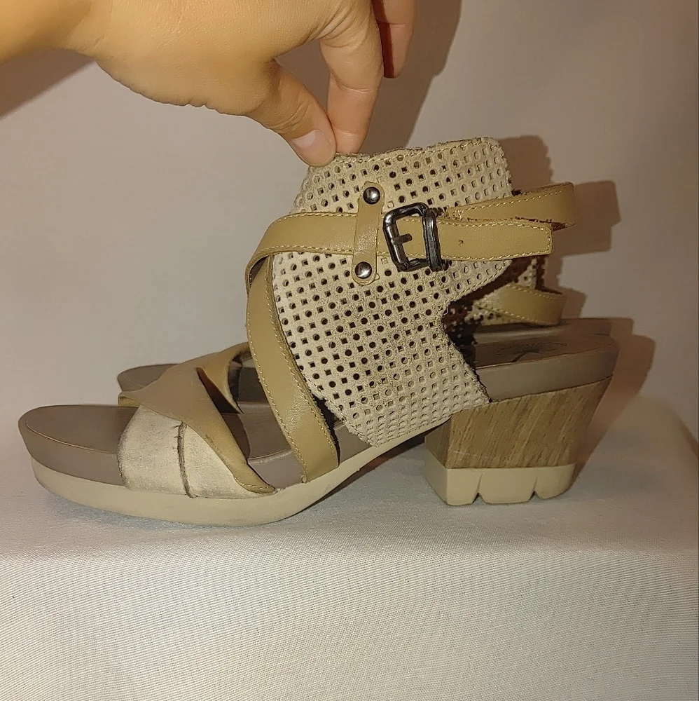 OTBT Take Off Perforated Tan Cream  Leather Chunky Heeled Sandals Comfort Size 8